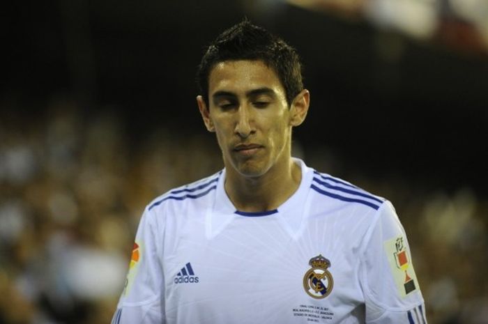 Angel Di Maria berjalan meninggalkan lapangan usai menerima kartu merah dalam pertandingan final Copa del Rey, 20 April 2011.