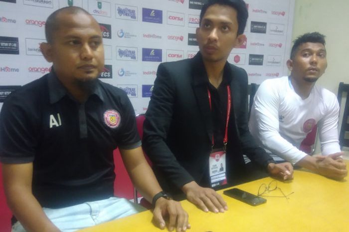 Pelatih Persiraja, Akhyar Ilyas (kiri), dalam sesi konferensi pers selepas timnya kalah dari tuan rumah PSPS Riau dalam duel Liga 2 2018 Wilayah Barat di Stadion Kaharudin Nasution, Pekanbaru, Riau, Sabtu (28/7/2018).