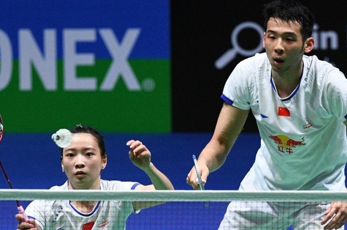 Pasangan ganda campuran China, Lu Kai/Huang Yaqiong, saat menjalani pertandinga melawan Chan Peng Soon/Goh Liu Ying Goh (Malaysia) pada babak final turnamen All England di Birmingham, Minggu (12/3/2017).