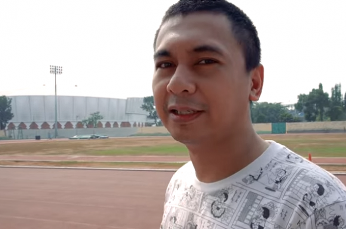 Raditya Dika saat akan mencoba berlari seperti Lalu Muhammad Zohri.