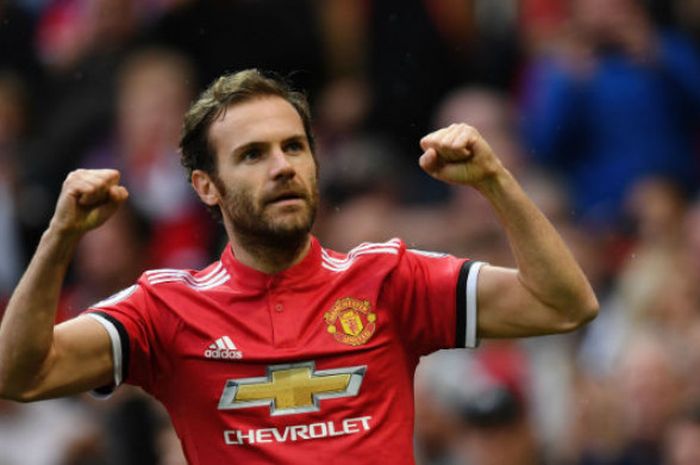 Ekspresi gelandang Manchester United, Juan Mata, usai mencetak gol ke gawang Crystal Palace pada pertandingan Liga Inggris di Old Trafford, Sabtu (30/9/2017)