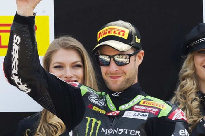 Pebalap World Superbika (WSBK) dari Inggris, Jonathan Rea, melakukan selebrasi di atas podium Sirkuit Assen, Belanda, 30 April 2017.