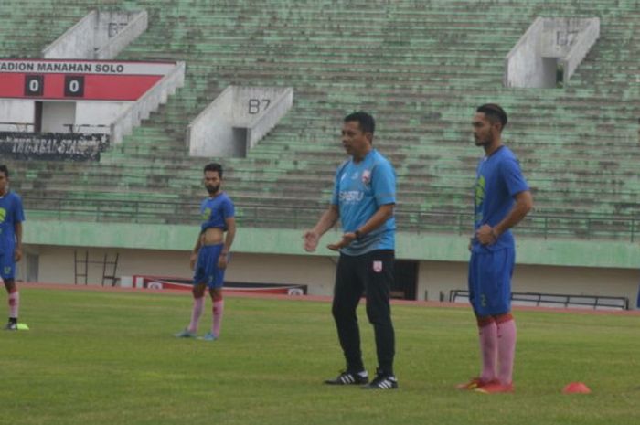 Pelatih Persis Solo, Jafri Sastra memberikan instruksi kepada pemainnya saat latihan di Stadion Manahan, Solo, Kamis (28/5/2018)