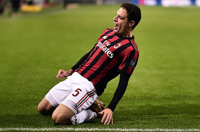 Gelandang AC Milan, Giacomo Bonaventura, melakukan selebrasi seusai mencetak gol ke gawang Bologna dalam laga lanjutan Liga Italia 2017-2018 di Stadion San Siro, Milan, pada 10 Desember 2017.