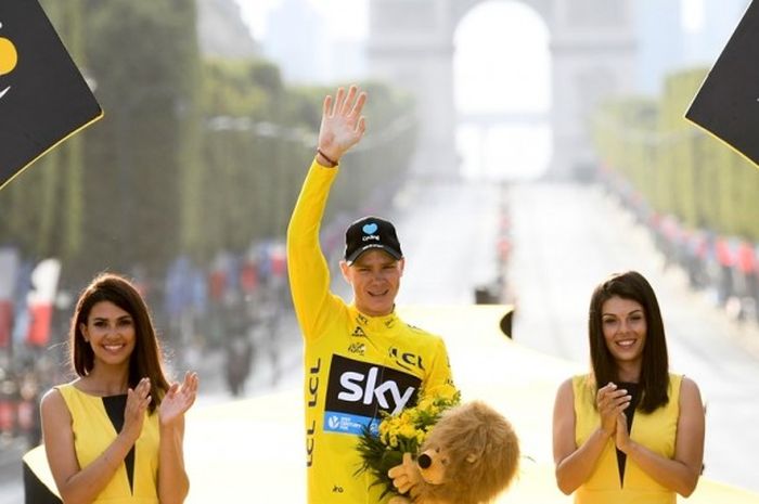 Atlet sepeda asal Inggris, Christopher Froome, merayakan kesuksesan menjuarai Tour de France, Minggu (24/7/2016).