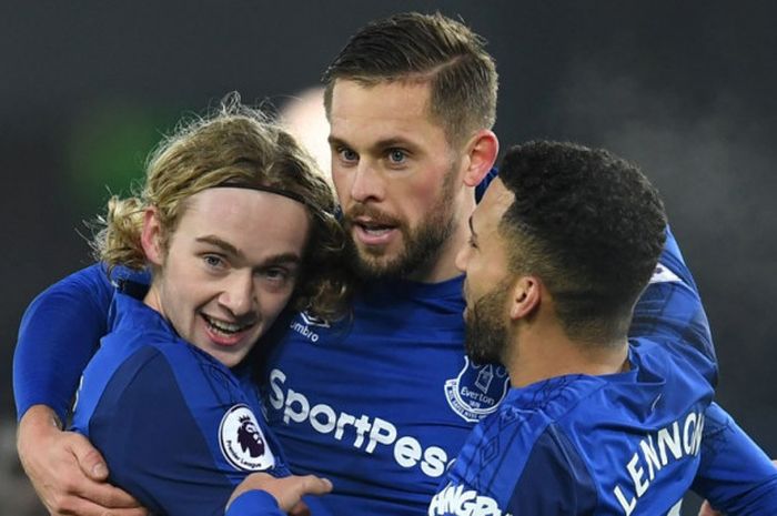 Gelandang Everton, Gylfi Sigurdsson (tengah), merayakan gol yang dia cetak ke gawang Swansea City dalam laga Liga Inggris di Stadion Goodison Park, Liverpool, pada 18 Desember 2017.