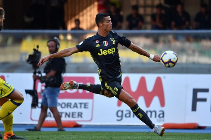 Megabintang Juventus, Cristiano Ronaldo, melepaskan tendangan dalam laga Liga Italia kontra Chievo di Stadion Marc'Antonio Bentegodi, Verona, pada 18 Agustus 2018.