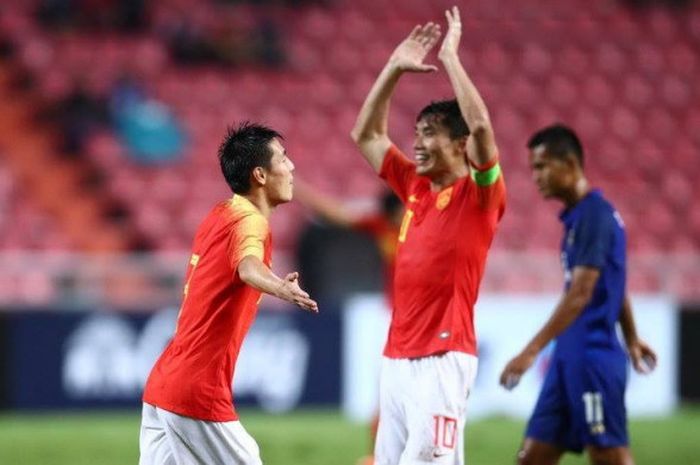 Gelandang Wu Lei (kiri) disambut kapten timnas China, Zeng Zhi seusai mencetak gol ke gawang tuan ru