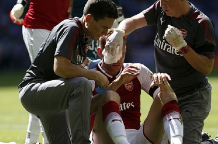 Per Mertesacker mengalami cedera pada laga Community Shield di Wembley, Minggu (6/8/2017). 