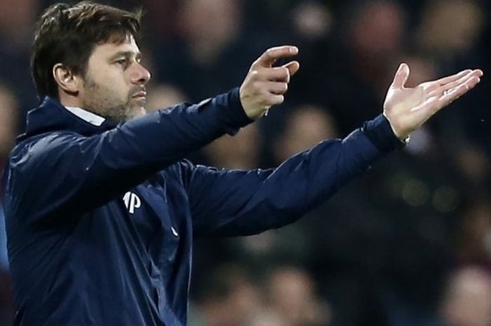 Reaksi pelatih Tottenham Hotspur, Mauricio Pochettino, saat memberikan instruksi kepada pemain dalam laga lanjutan Liga Inggris di kandang West Ham United, London Stadium, 5 Mei 2017.