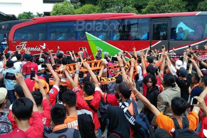 Suporter Persija Jakarta, The Jakmania di Stadion Manahan Solo.