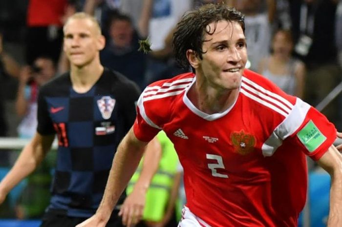 Mario Fernandes merayakan golnya untuk Rusia ke gawang Kroasia dalam partai perempat final Piala Dunia 2018 di Fisht Stadium Sochi, 7 Juli 2018.