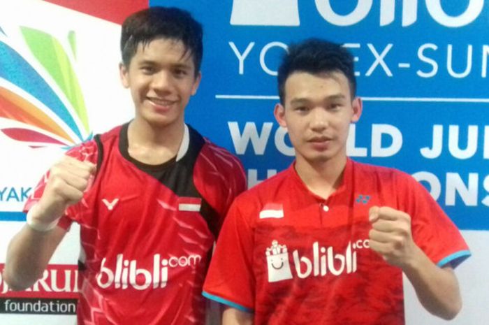 Pasangan ganda putra Indonesia, Rinov Rivaldy/Yeremia Erich Yoche Yacob Rambitan, berpose setelah memastikan diri ke perempat final Kejuaraan Dunia 2017. Rinov/Yeremia mengatasi unggulan ketiga asal India, Krishna Prasad Garaga/Dhruv Kapila, 21-17, 21-17, pada laga 16 besar yang berlangsung di GOR Among Rogo, Yogyakarta, Kamis (19/10/2017).