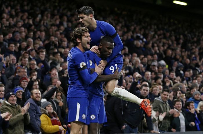 Bek Chelsea, Antonio Ruediger (tengah), merayakan gol yang dia cetak bersama Marcos Alonso (kiri) dan Alvaro Morata dalam laga Liga Inggris kontra Swansea City di Stadion Stamford Bridge, London, pada 29 November 2017.