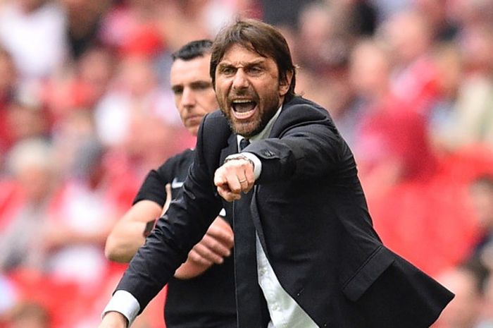 Pelatih Chelsea, Antonio Conte, memberikan instruksi kepada anak-anak asuhnya dalam laga semifinal Piala FA kontra Southampton di Stadion Wembley, London, Inggris pada 22 April 2018.