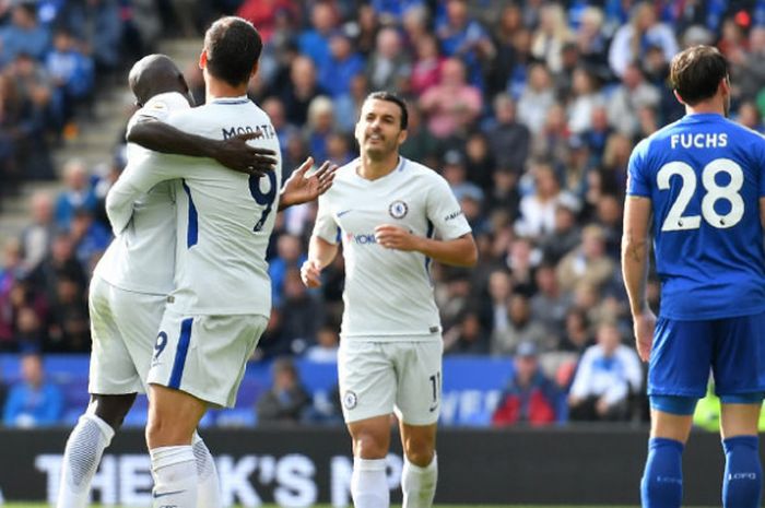 Striker Chelsea, Alvaro Morata, melakukan selebrasi seusai menjebol gawang Leicester City dalam laga di King Power Stadium, Sabtu (9/9/2017)