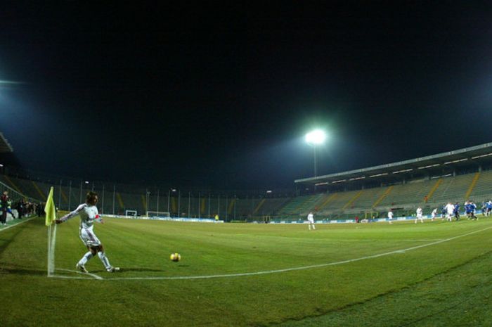 Pemandangan Stadio Atleti Azzurri d'Italia, Bergamo, Italia, yang kosong dari penonton saat menggelar laga Liga Italia 2007-2008 antara Atalanta menghadapi AC Milan pada 23 Januari 2008.