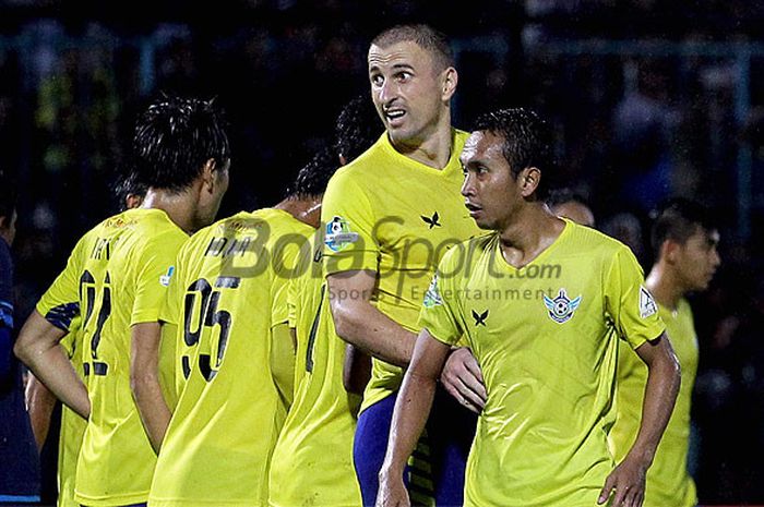 Pemain Persegres membangun tembok pertahanan untuk menahan tendangan bebas Arema FC dalam laga pekan ke-31 Liga 1 di Stadion Kanjuruhan Malang, Jawa Timur, Rabu (25/10/2017) malam.