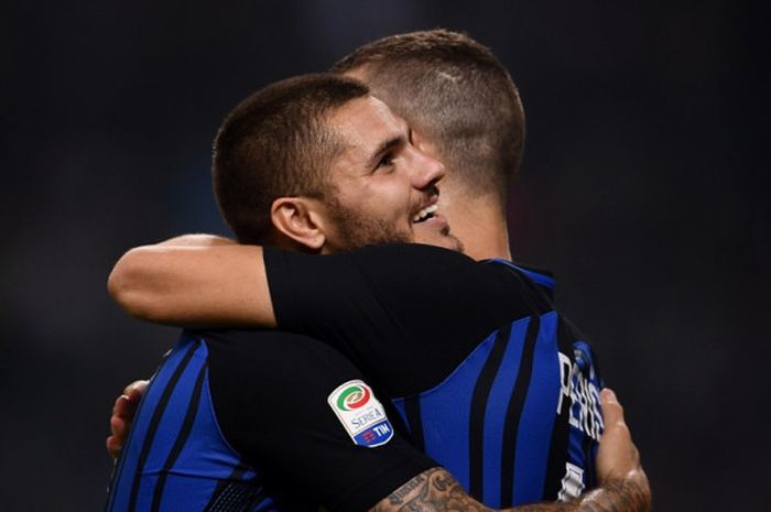 Striker Inter Milan, Mauro Icardi (kiri), merayakan gol bersama Ivan Perisic dalam laga Liga Italia kontra AC Milan di Stadion Giuseppe Meazza, Milan, pada 15 Oktober 2017.