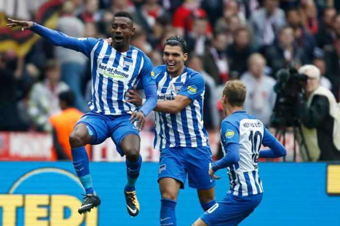 Striker Hertha Berlin, Salomon Kalou (kiri), merayakan gol yang dia cetak ke gawang Bayern Muenchen dalam laga Liga Jerman di Berlin pada 1 Oktober 2017.