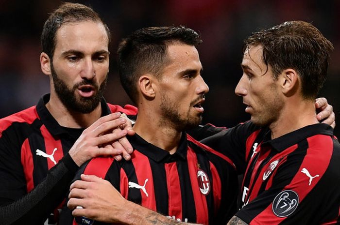 Gelandang AC Milan, Suso (tengah), mendapat ucapan selamat dari rekan-rekannya setelah sukses mencetak gol penentu kemenangan atas Sampdoria dalam laga Liga Italia 2018-2019 di Stadion San Siro, Milan, Italia, pada Minggu (28/10/2018).