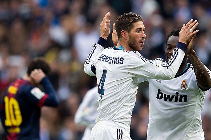 Bek Real Madrid, Sergio Ramos (kiri), melakukan selebrasi dengan rekan setimnya, Michael Essien, seusai mencetak gol ke gawang Barcelona dalam laga lanjutan Liga Spanyol 2012-2013 di Stadion Santiago Bernabeu, Madrid, pada 2 Maret 2013.