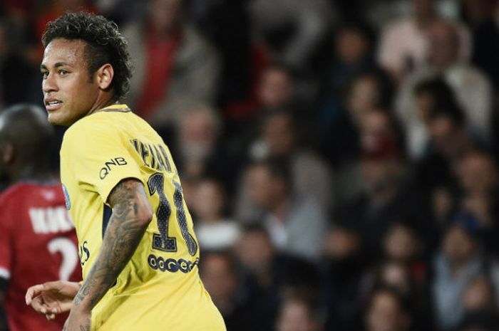 Pemain Paris Saint-Germain, Neymar, dalam laga kontra Guingamp pada Minggu (13/8/2017)