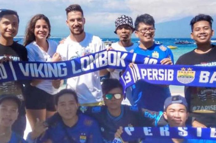 Jonathan Bauman dan Istri berfoto bersama para Viking Lombok