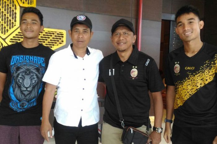 Pemain Arema FC Bagas Adi Nugroho, Pelatih Arema FC, Joko Susilo dan Pelatih Sriwijaya FC Rahmad Darmawan, Pemain SFC Zalnando sebelum jumpa pers di Hotel Alana, Solo, Sabtu (3/2/2018)