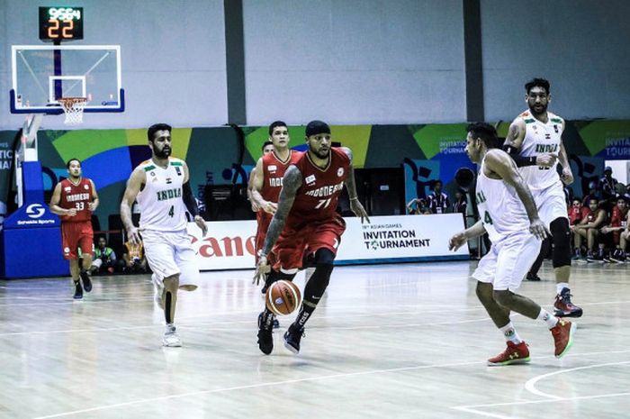 Pebasket naturalisasi Indonesia, Jamarr Andre Johnson, menggiring bola saat menjalani laga penyisihan melawan India pada test event Asian Games 2018 di Hall Basket Senayan, Jakarta, Jumat (9/2/2018).