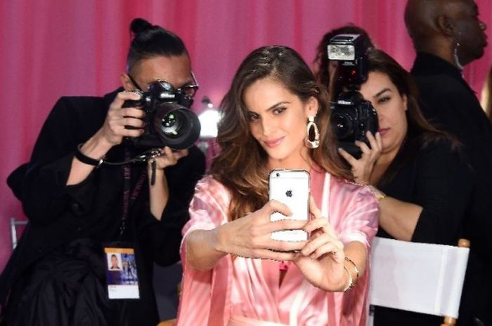 Model asal Brasil, Izabel Goulart, pada acara Victoria Secret, 10 November 2015.