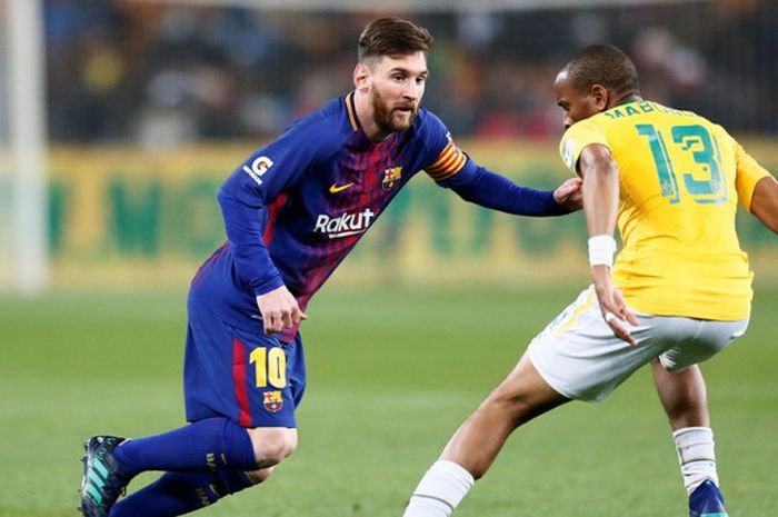 Megabintang FC Barcelona, Lionel Messi (kiri), beraksi dalam laga perayaan ulang tahun ke-100 Nelson Mandela kontra Mamelodi Sundowns di Stadion FNB Soccer, Durban, Afrika Selatan pada 16 Mei 2018.