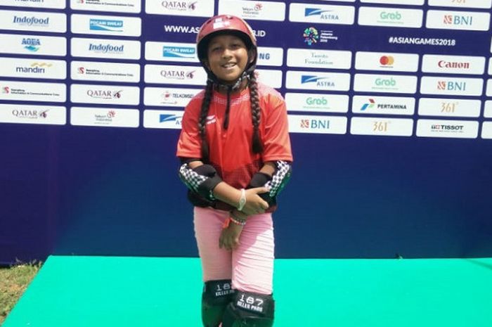 Skateboarder putri Indonesia, Novvery Aliqqa, berpose setelah menjalani pertandingan skateboard pada Asian Games 2018 di Jakabaring Sport City, Palembang, Rabu (29/8/2018).