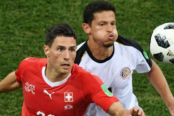 Bek timnas Swiss, Fabian Schaer (kiri), berebut bola dengan penyerang Kosta Rika, Daniel Colindres Solera, dalam pertandingan Grup E Piala Dunia 2018 di Stadion Nizhny Novgorod, Nizhny Novgorod, Rusia, pada 27 Juni 2018.