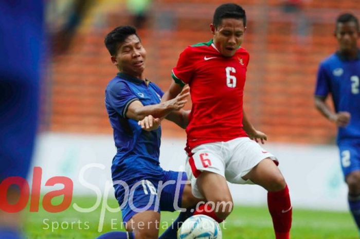 Gelandang timnas Indonesia, Evan Dimas, berduel dengan pemain Thailand di laga pembuka Grup B SEA Games 2017 di Stadion Shah Alam, Malaysia, Selasa (15/8/2017).