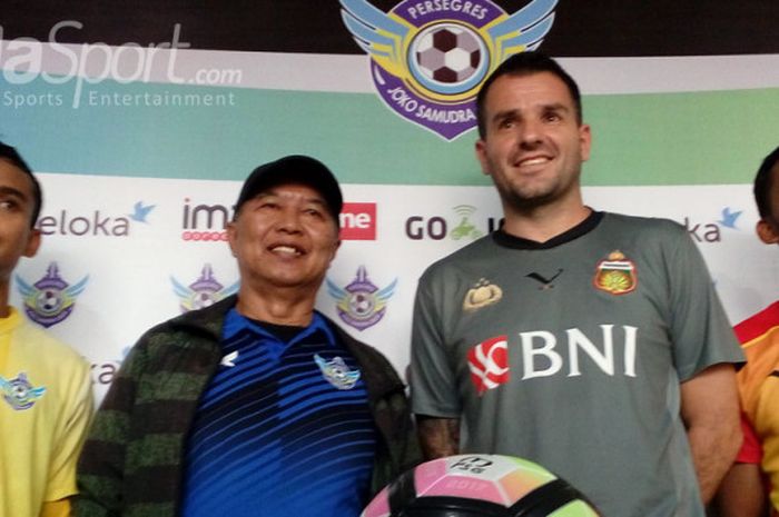 Pelatih Persegres, Hanafi (dua dari kiri) dan pelatih Bhayangkara FC, Simon Mcmenemy saat sesi jumpa awak media di stadion Petrokimia Gresik, Jumat (25/8/2017).