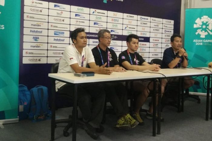 Dari kiri ke kanan, Wakil Sekjen FPTI Jaka Hidayat, Technical Delegate Francis Lo, Jury President Stanley Yeo, dan Competition Manager Wahyu Pristiawan Buntoro ketika jumpa pers di venue press center (VPC) Sport Climbing, JSC, Palembang, Sumsel, Rabu (22/8/2018). 