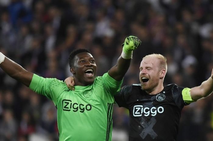 Kiper Ajax, Andre Onana (kiri) bersama gelandang Davy Klaassen merayakan keberhasilan timnya di semi