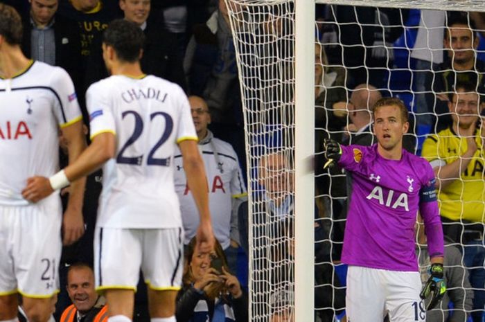 Striker Tottenham Hotspur, Harry Kane (kanan), menjadi kiper karena Hugo Lloris dikartu merah dalam laga Grup C Liga Europa kontra Asteras Tripolis di Stadion White Hart Lane, London, Inggris, pada 23 Oktober 2014.