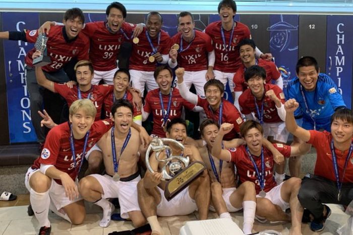 Para pemain Kashima Antlers merayakan kesuksesan menjuarai Liga Champions Asia 2018 dengan keunggulan agregat 2-0 setelah menahan imbang Persepolis di laga leg 2 di Stadion Azadi, Teheran, Iran, pada Sabtu (10/11/2018).