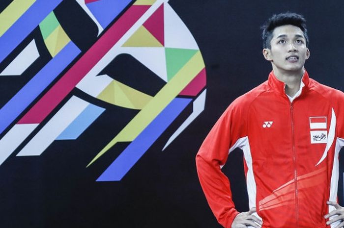 Pebulu tangkis tunggal putra Indonesia, Jonatan Christie, bereaksi sebelum naik podium. Jonatan mendapat medali emas setelah memenangi laga final SEA Games 2017 atas Khosit Phetradab (Thailand), 21-19, 21-10 pada partai final yang berlangsung di Axiata Arena, Bukit Jalil, Selasa (29/8/2017).