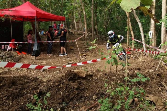 Pebalap sepeda Febriyanto Hidayat melibas tikungan terakhir Bukit Hijau Racetrack di Bantul, Yogyakarta, pada seeding run kelas Men Sport A dari ajang 76 Indonesia Downhill 2018 (21/4/2018).