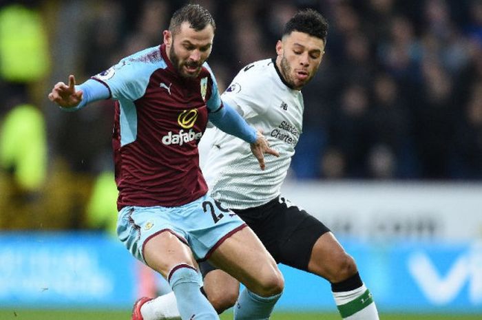 Pemain Liverpool, Alex Oxlade-Chamberlain, berduel dengan pemain Burnley, Phil Bardsley, dalam laga Liga Inggris di Turf Moor, Burnley, 1 Januari 2018.