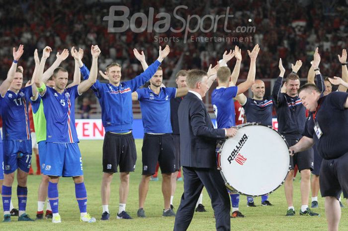 Para pemain timnas Islandia melakukan Viking Clap di tengah lapangan seusai laga uji coba internasional kontra timnas Indonesia di Stadion Utama GBK, Jakarta Selatan, Minggu (14/1/2018) malam. 