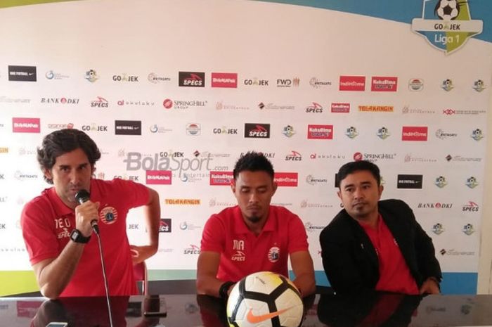 Pelatih Persija Jakarta, Stefano Cugurra bersama Maman Abdurrahman saat keonferensi pers jelang laga melawan PSM Makassar, Kamis (5/7/2018).