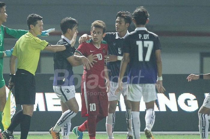 Penyerang Timnas U-19 Indonesia, Egy Maulana Vikri, dikelilingi para pemain Timnas U-19 Kamboja dalam laga di Stadion Patriot Candrabhaga, Rabu (4/10/2017).