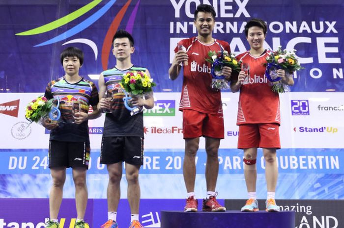 Chen Qingchen (kiri)/Zheng Siwei dan Liliyana Natsir (kanan)/Tontowi Ahmad di podium French Open 2017, Minggu (29/10/2017). Owi/Butet menang 22-20, 21-15 atas Zheng/Chen.