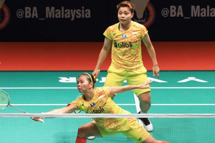 Pasangan ganda putri nasional Indonesia, Greysia Polii/Apriyani Rahayu, saat menjalani laga melawan Yulfira Barkah/Jauza Fadhila Sugiarto pada perempat final Malaysia Masters 2019 di Axiata Arena, Bukit Jalil, Kuala Lumpur, Jumat (19/1/2019).