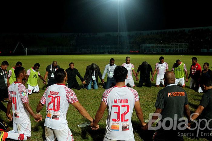 Tim Persipura Jayapura berdoa bersama di tempat latihan, Batu, Malang.