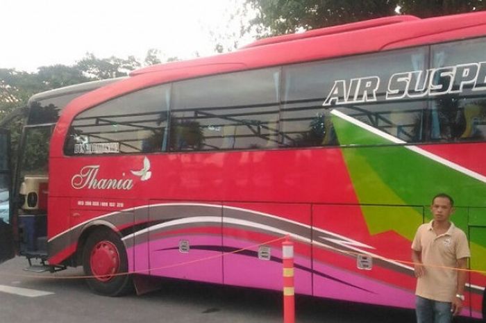 Bus yang digunakan Persija Jakarta dari Bandara Adi Soemarmo, ke Hotel Aston Solo, Rabu (1/11/2017).